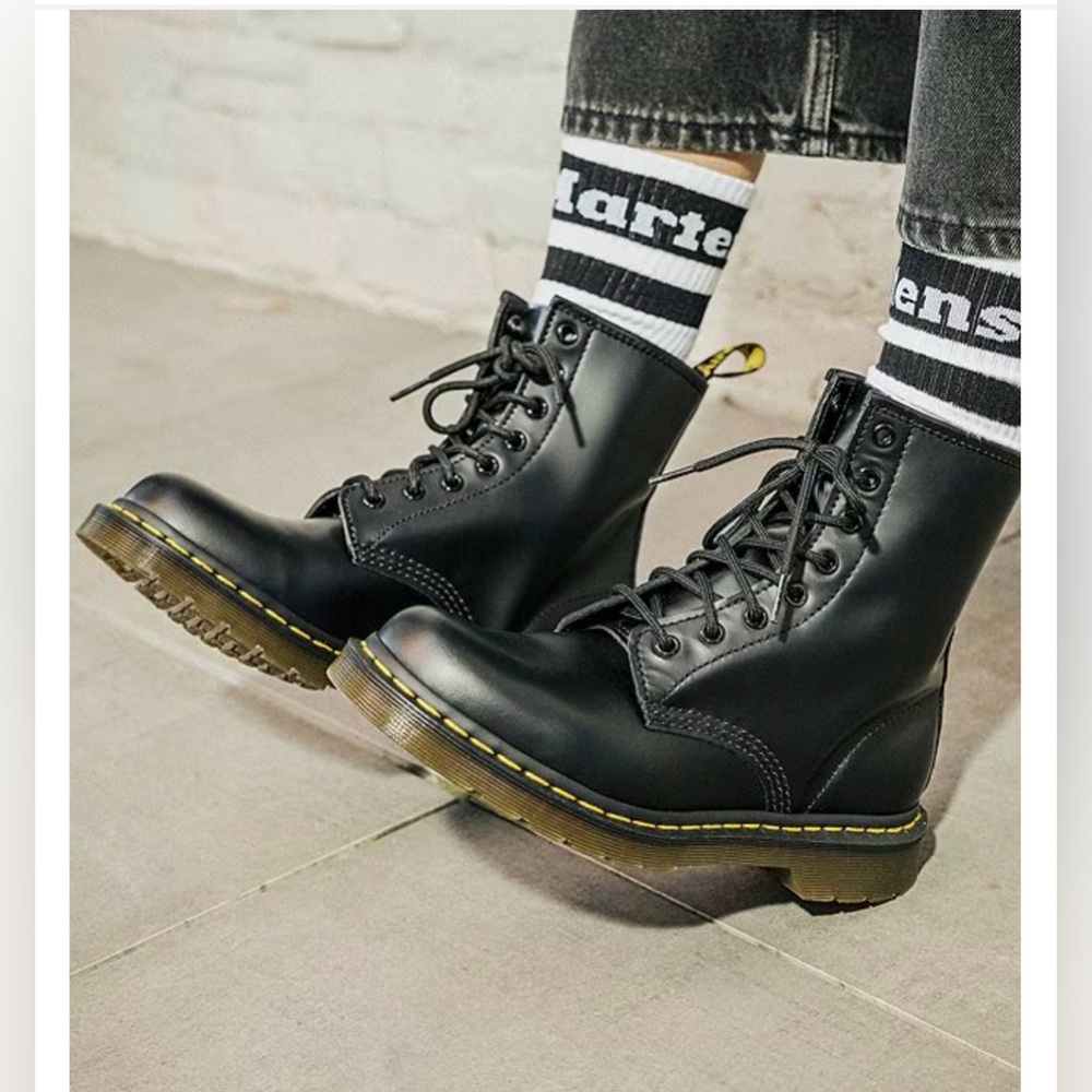 EUC Dr. Martens Women's Black 1460 Smooth Leather Combat Boots Size 5
